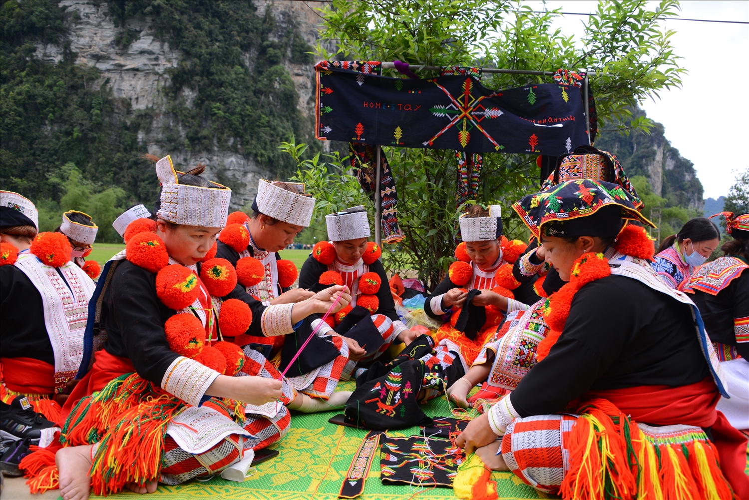 Khăn thổ cẩm dệt thủ công Lâm Bình